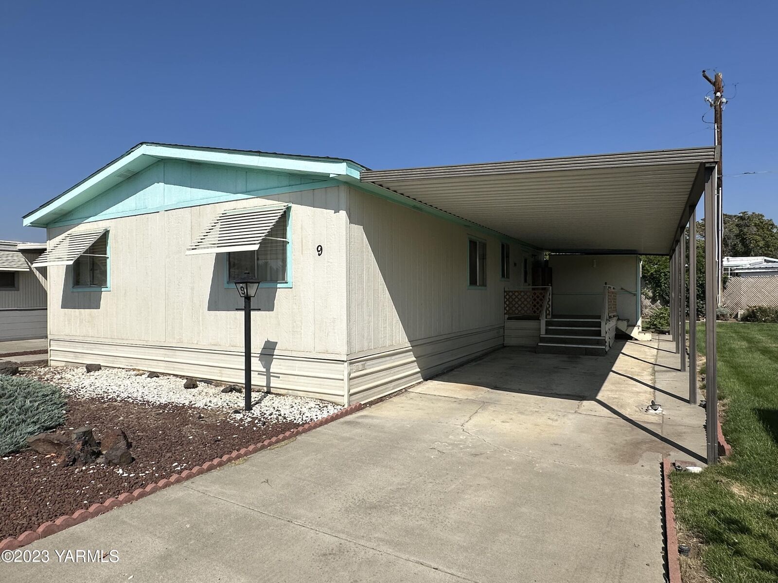 Property Photo:  903 N 34th Ave  WA 98902 