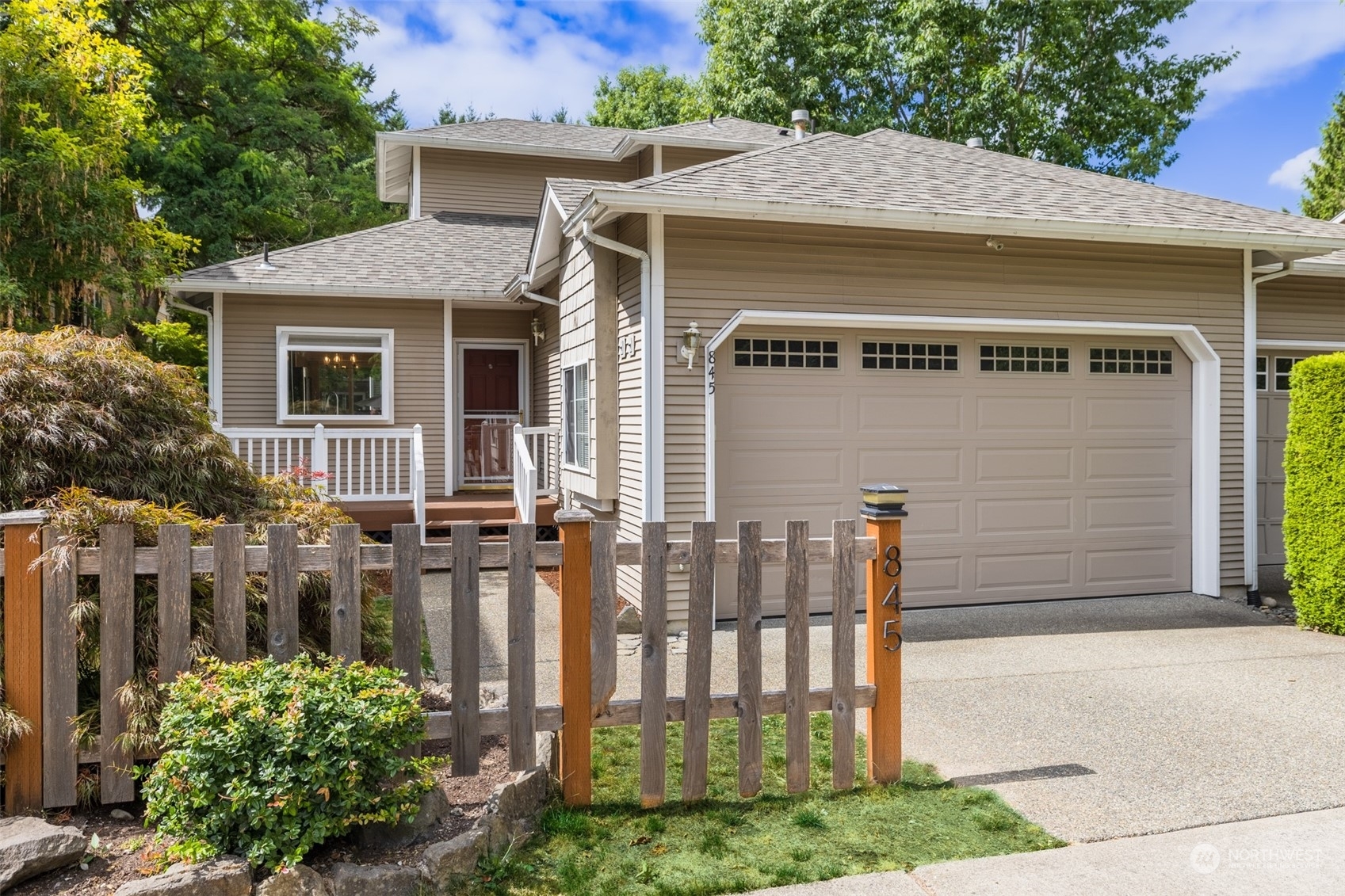 Property Photo:  845 4th Avenue NW 845  WA 98027 