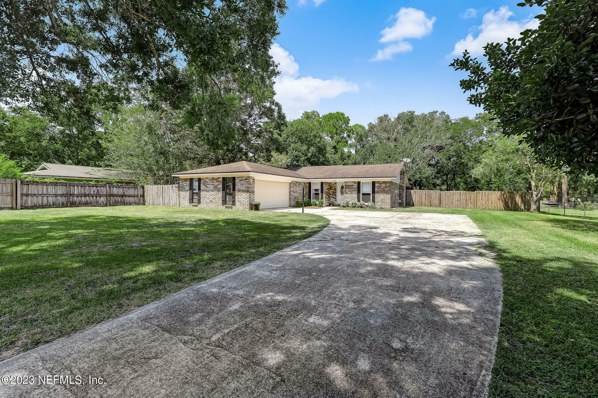 Property Photo: 379 Lucys Ln FL 32003
