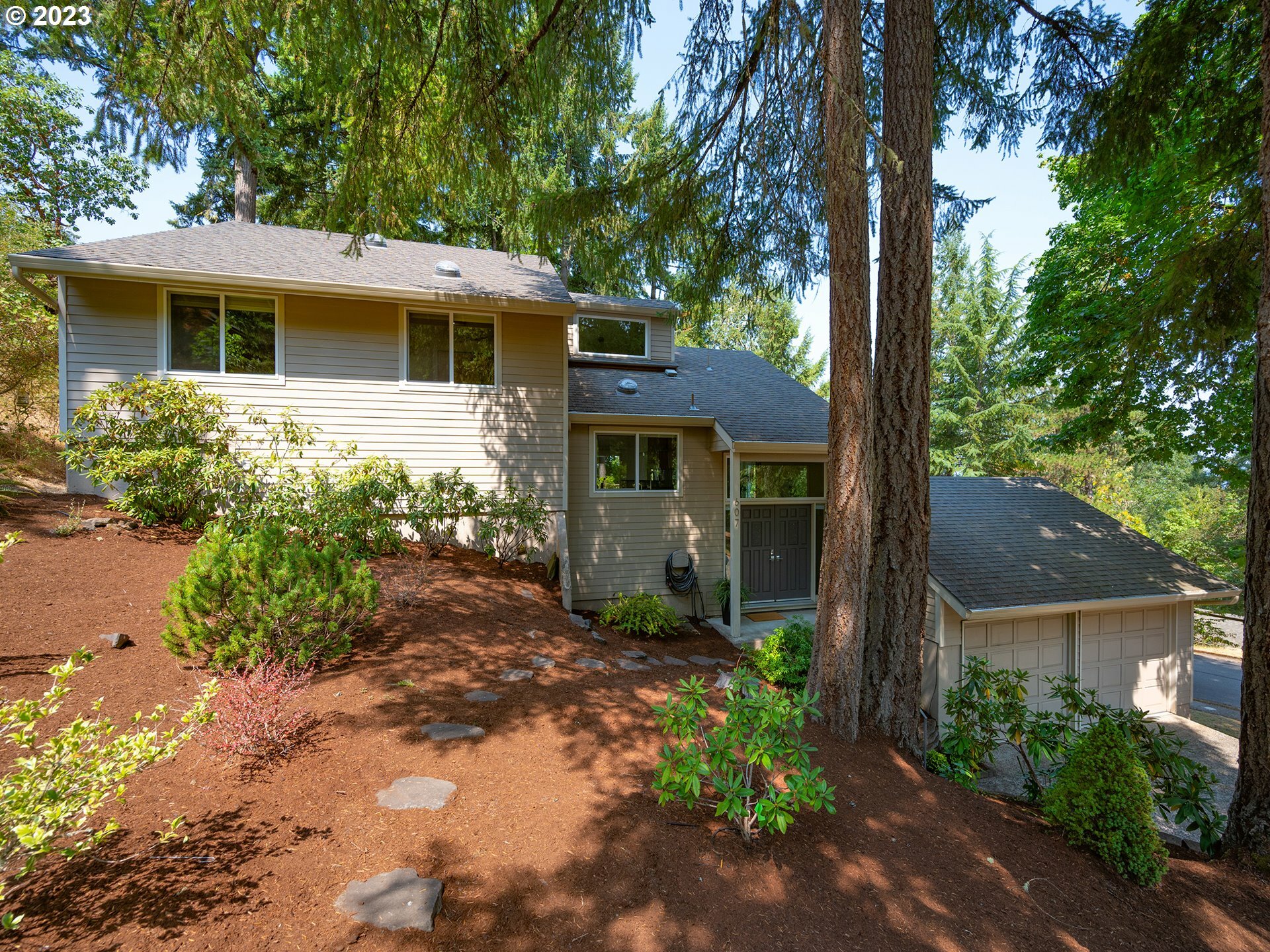 Property Photo:  607 Startouch Dr  OR 97405 