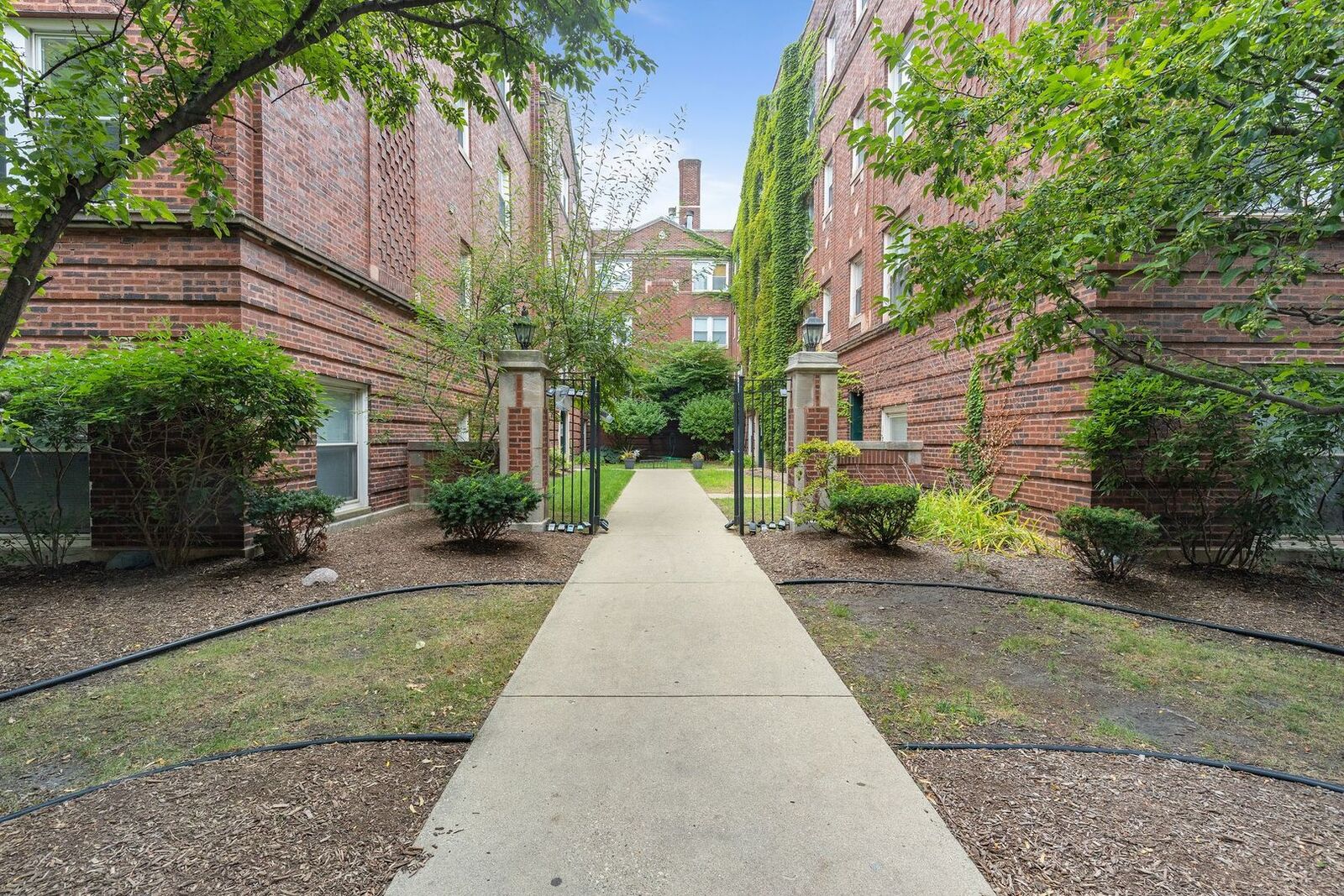 Property Photo: 3456 N Janssen Avenue G2 IL 60657
