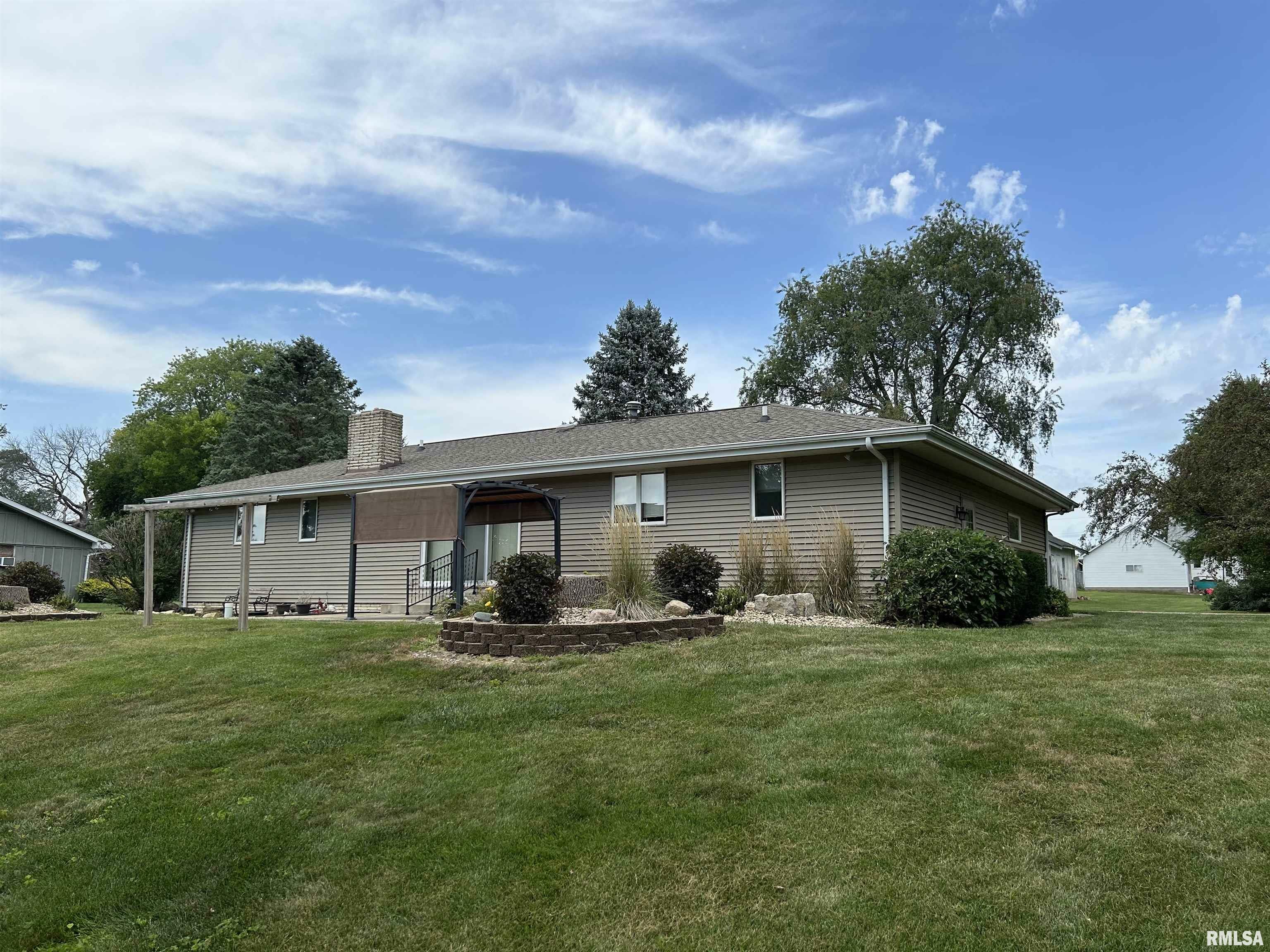 Property Photo: 449 E Oak Street IL 61570