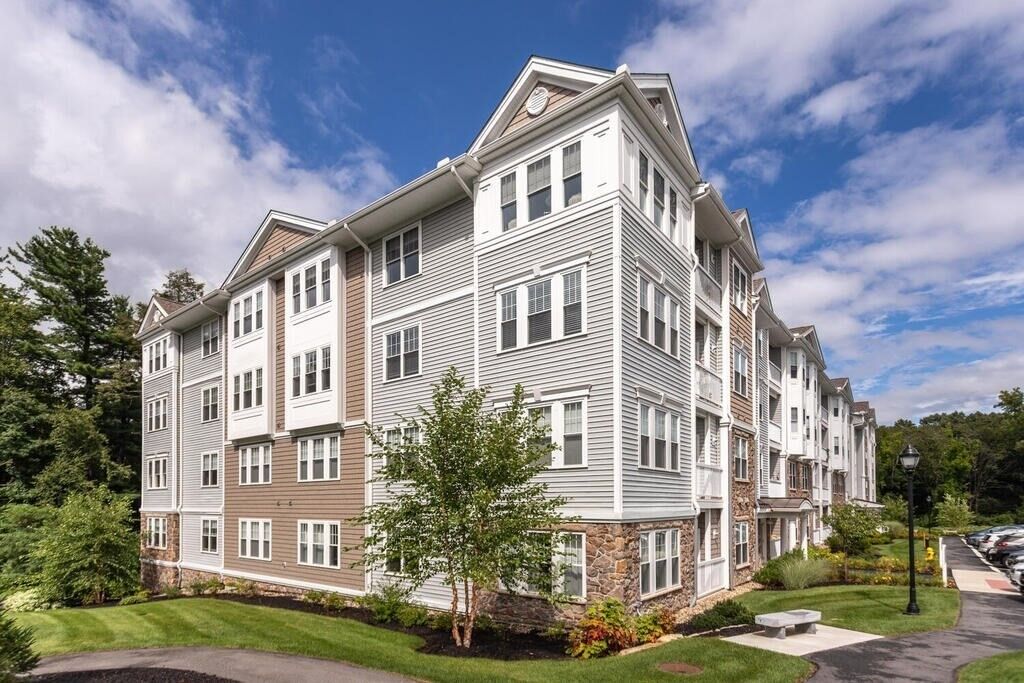 Property Photo:  4 Francis Drive 204  MA 01810 