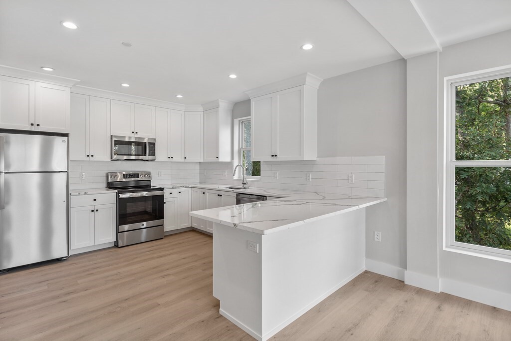 Property Photo: 186 Bedford St 212 MA 02420