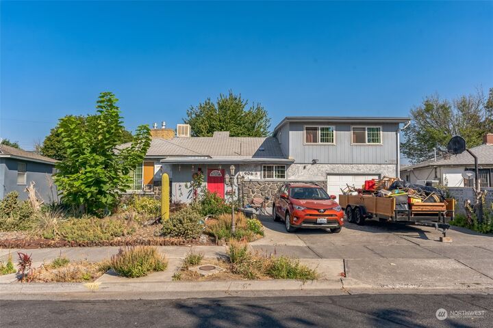 Property Photo: 906 S Dahlia Drive WA 98837