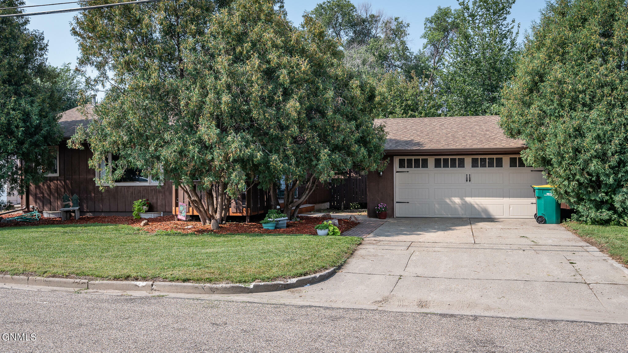 Property Photo: 704 Hannifin Street ND 58501