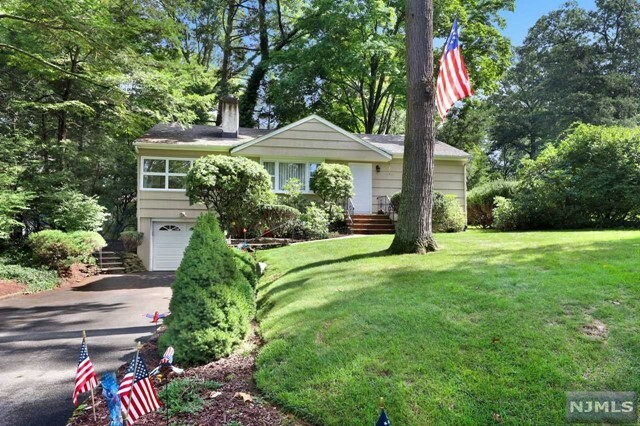 Property Photo:  39 Cottonwood Road  NJ 07470 