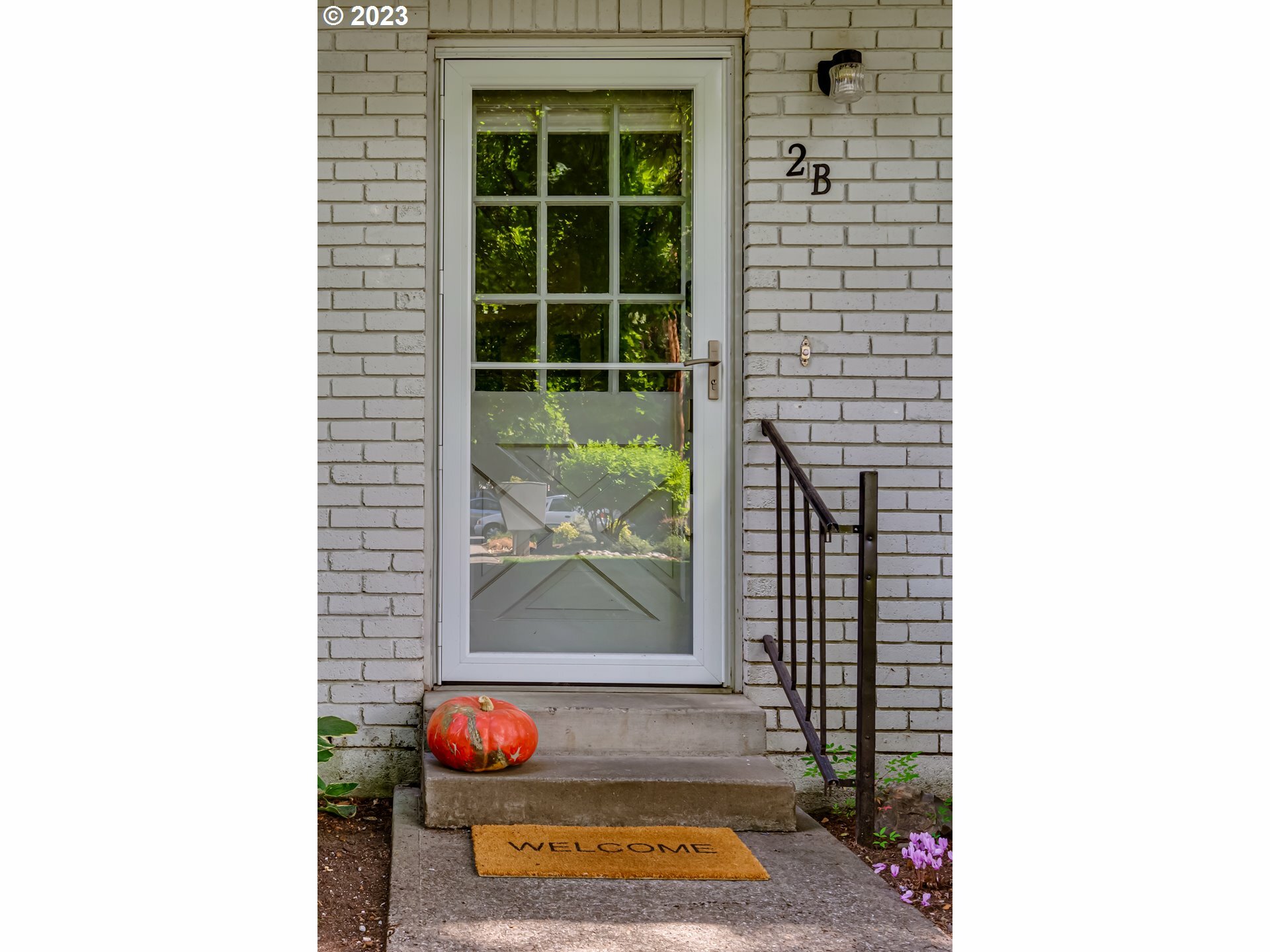 Property Photo: 599 Coburg Rd 2B OR 97401