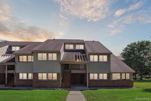 Property Photo:  2818 Davison Avenue  MI 48326