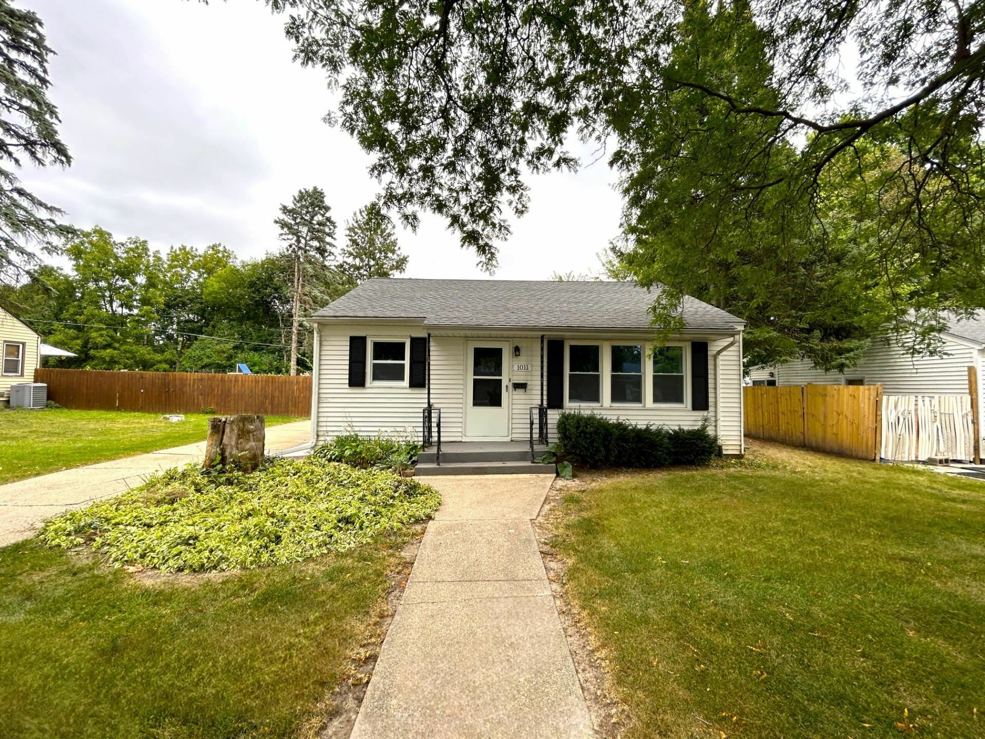 Property Photo:  1011 Stratford Avenue  IL 61107 