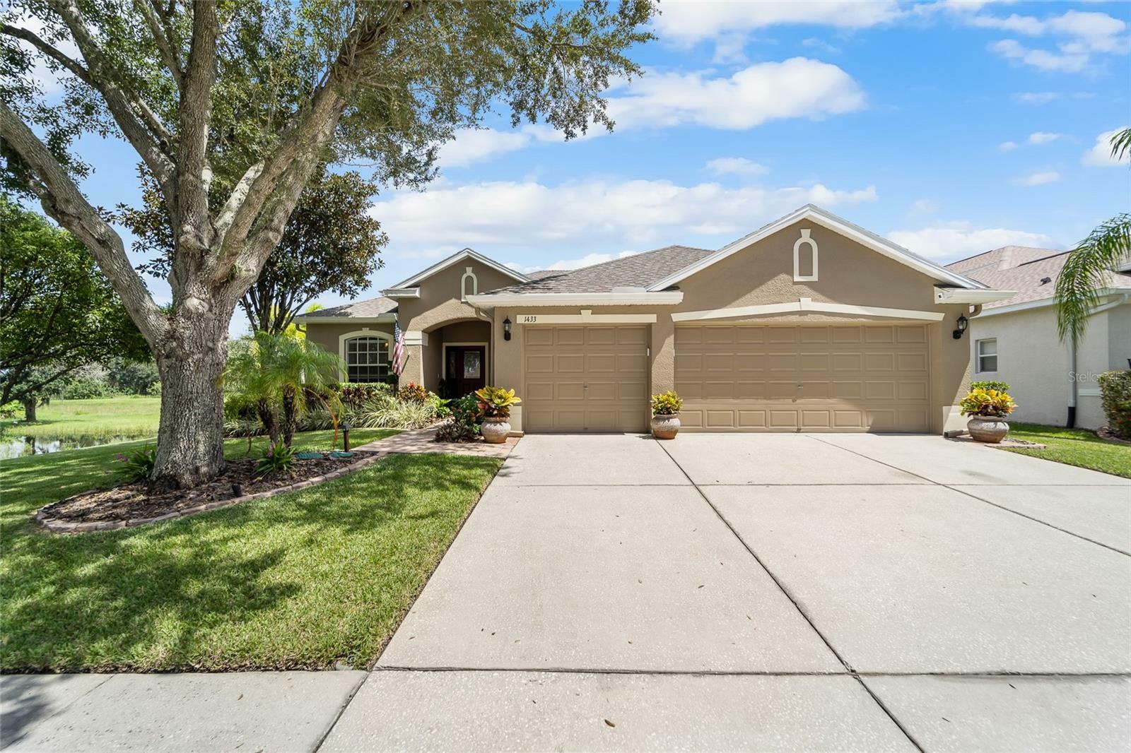 Property Photo:  1433 Emerald Hill Way  FL 33594 