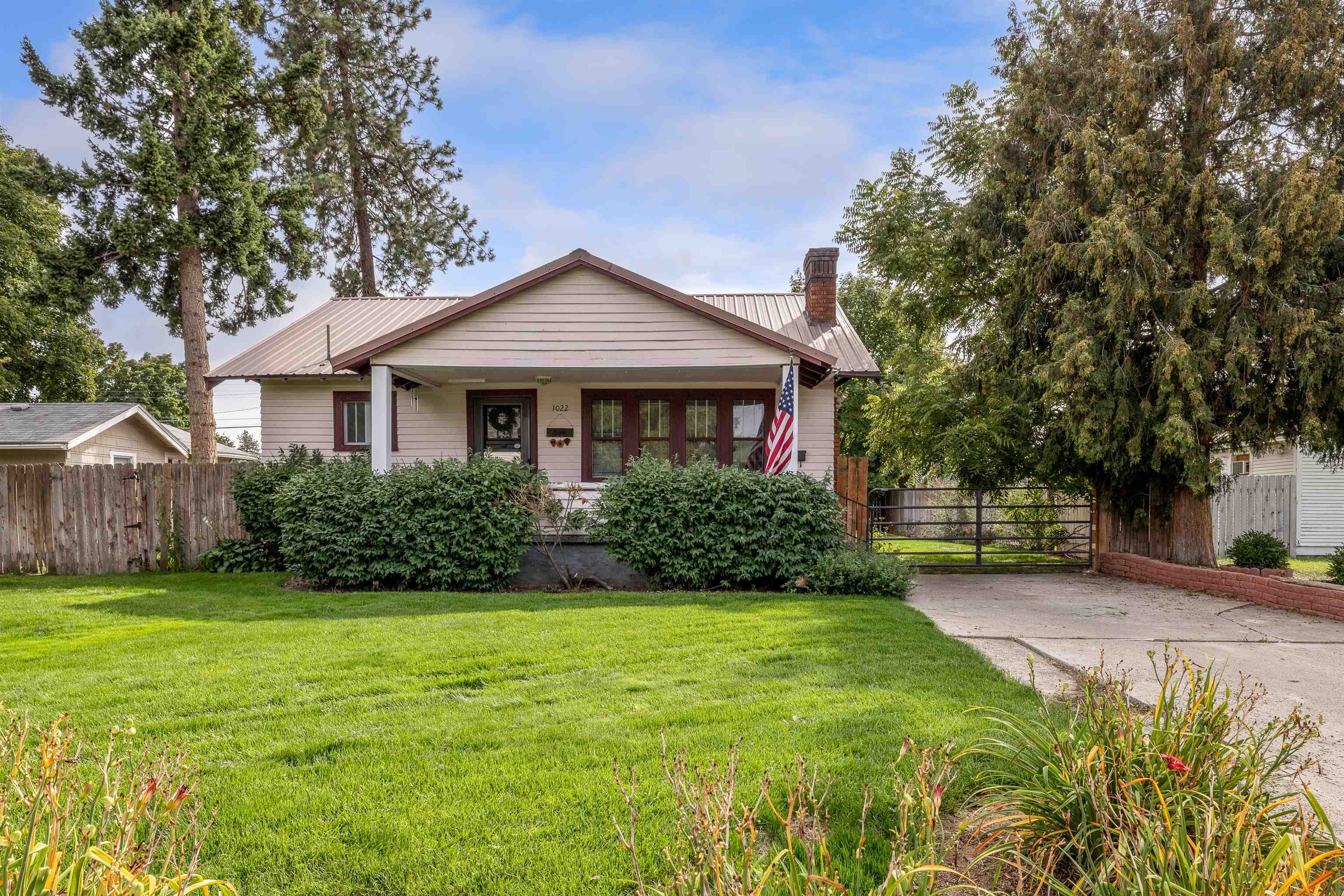 Property Photo: 1022 E Everett Ave WA 99207