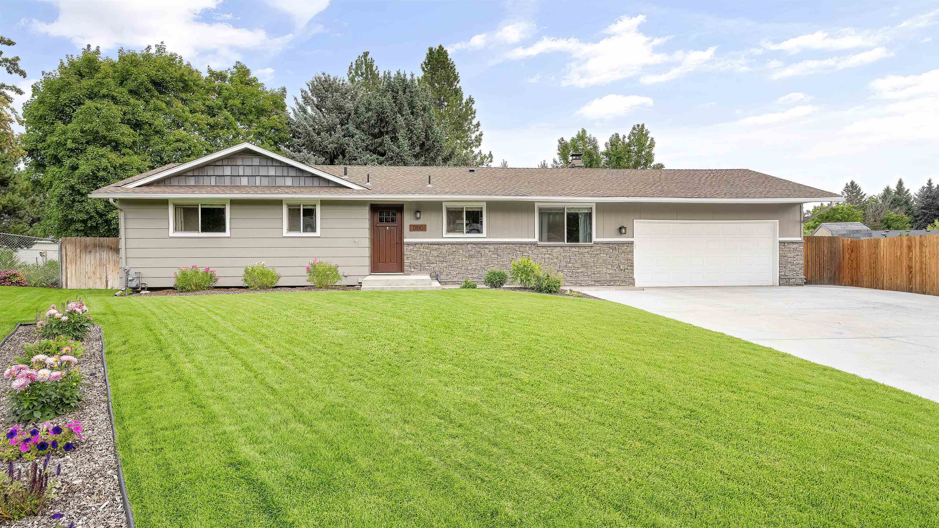 Property Photo: 11810 N Monroe Ct WA 99218