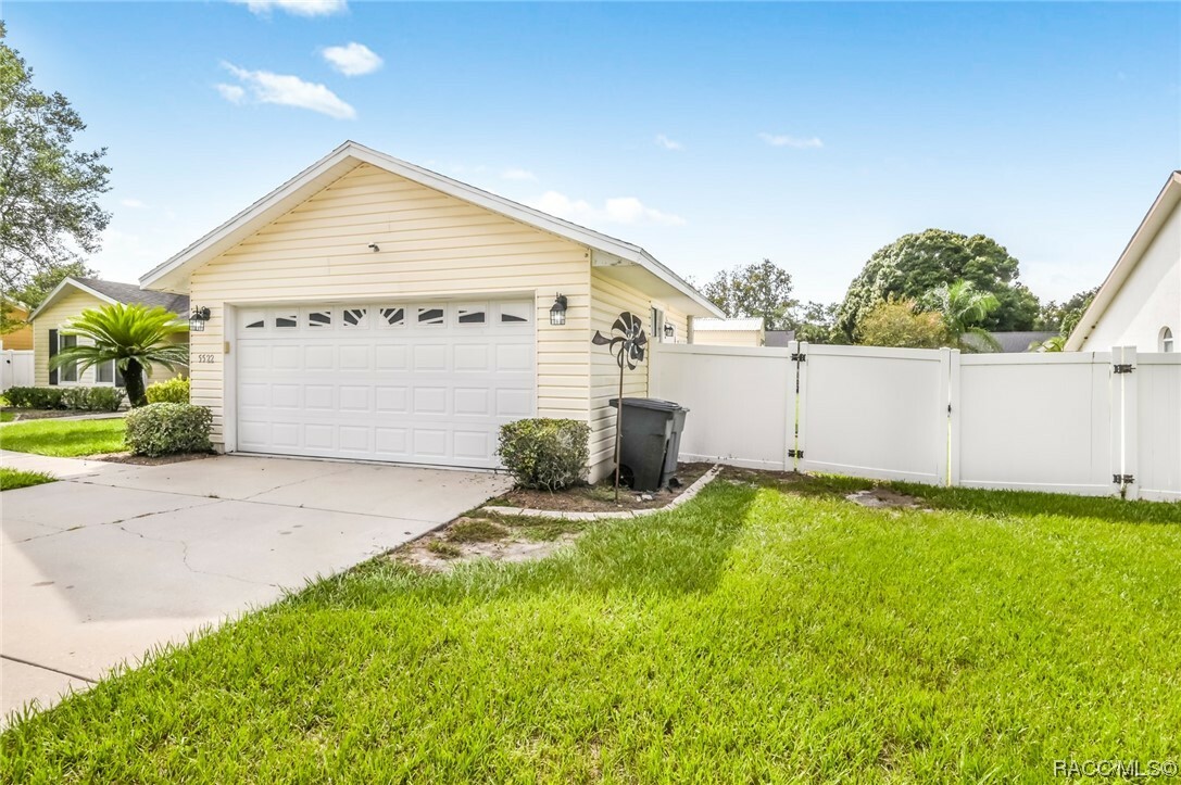 Property Photo:  5522 SE 44th Avenue  FL 34480 