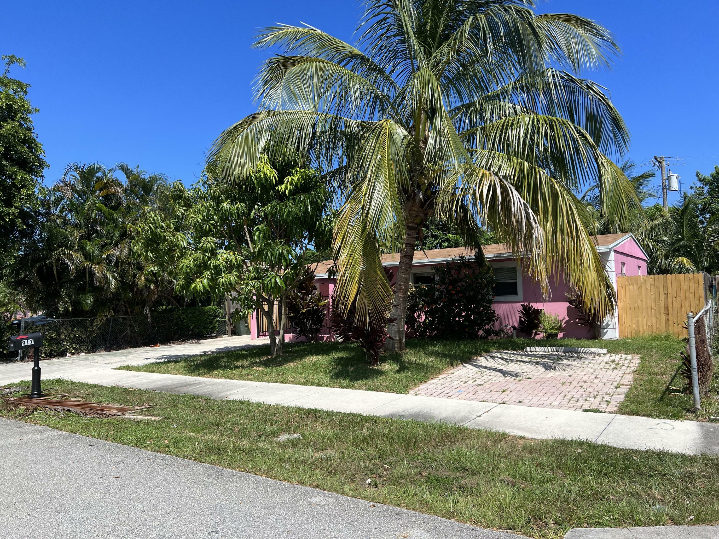 Property Photo:  917 SW 11th Avenue  FL 33444 