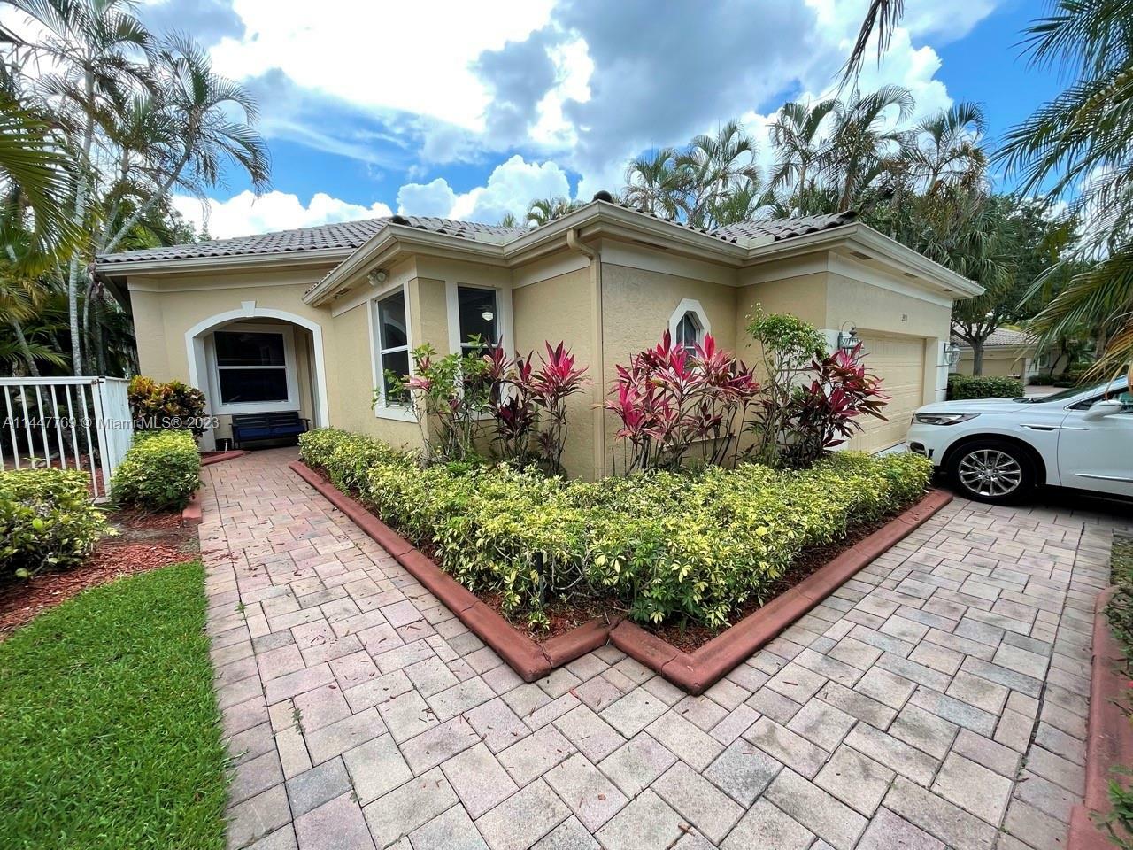 Property Photo:  2470 Bay Isle Ct  FL 33327 