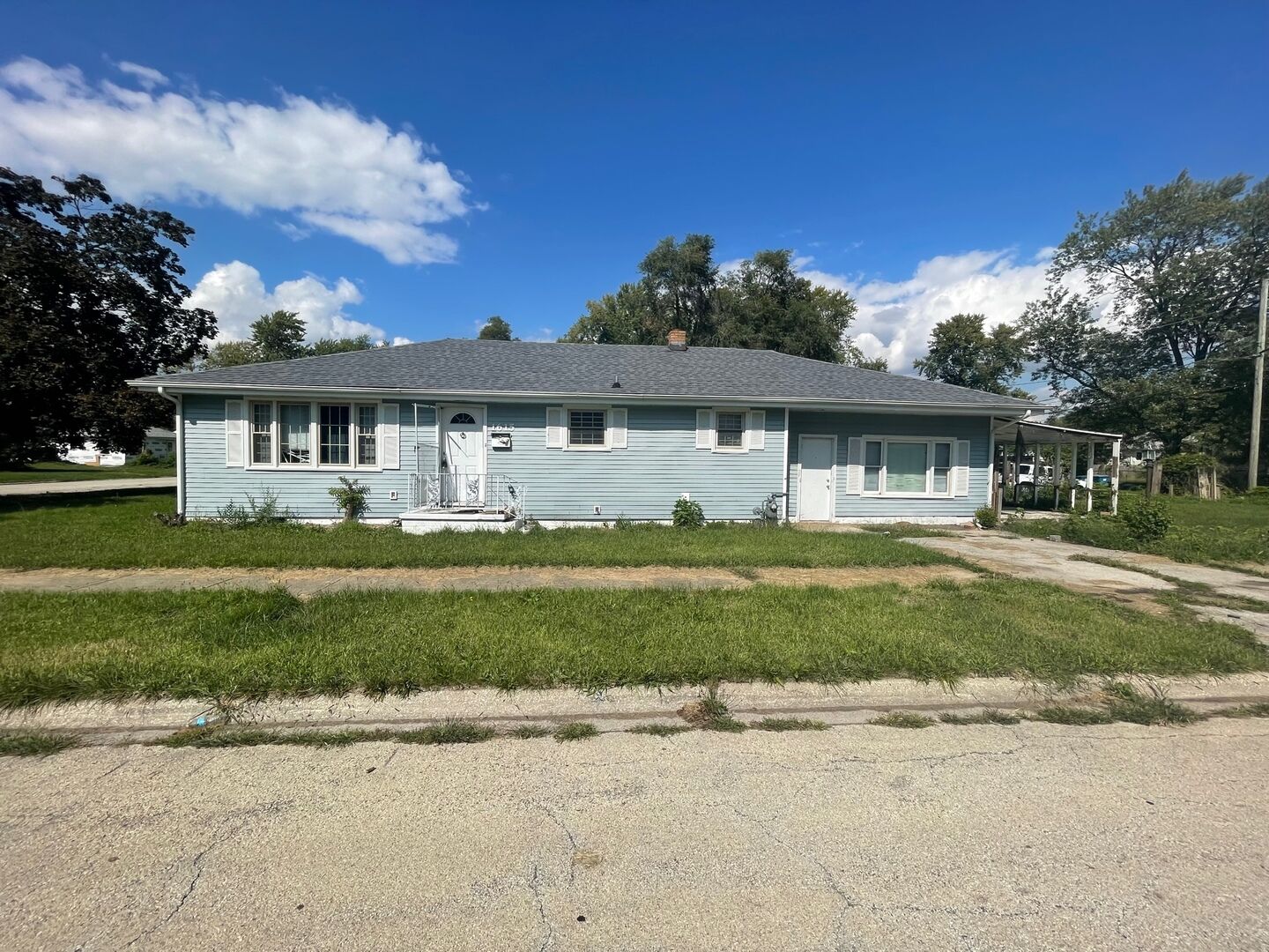 Property Photo:  1615 E Locust Street  IL 60901 