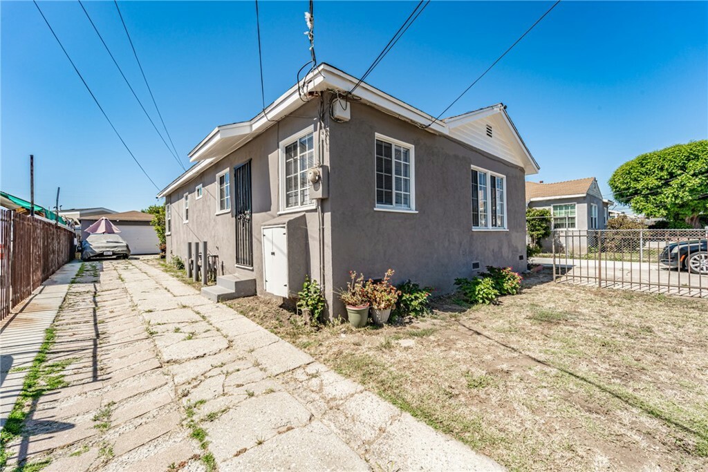 Property Photo:  1510 Del Amo Boulevard  CA 90501 