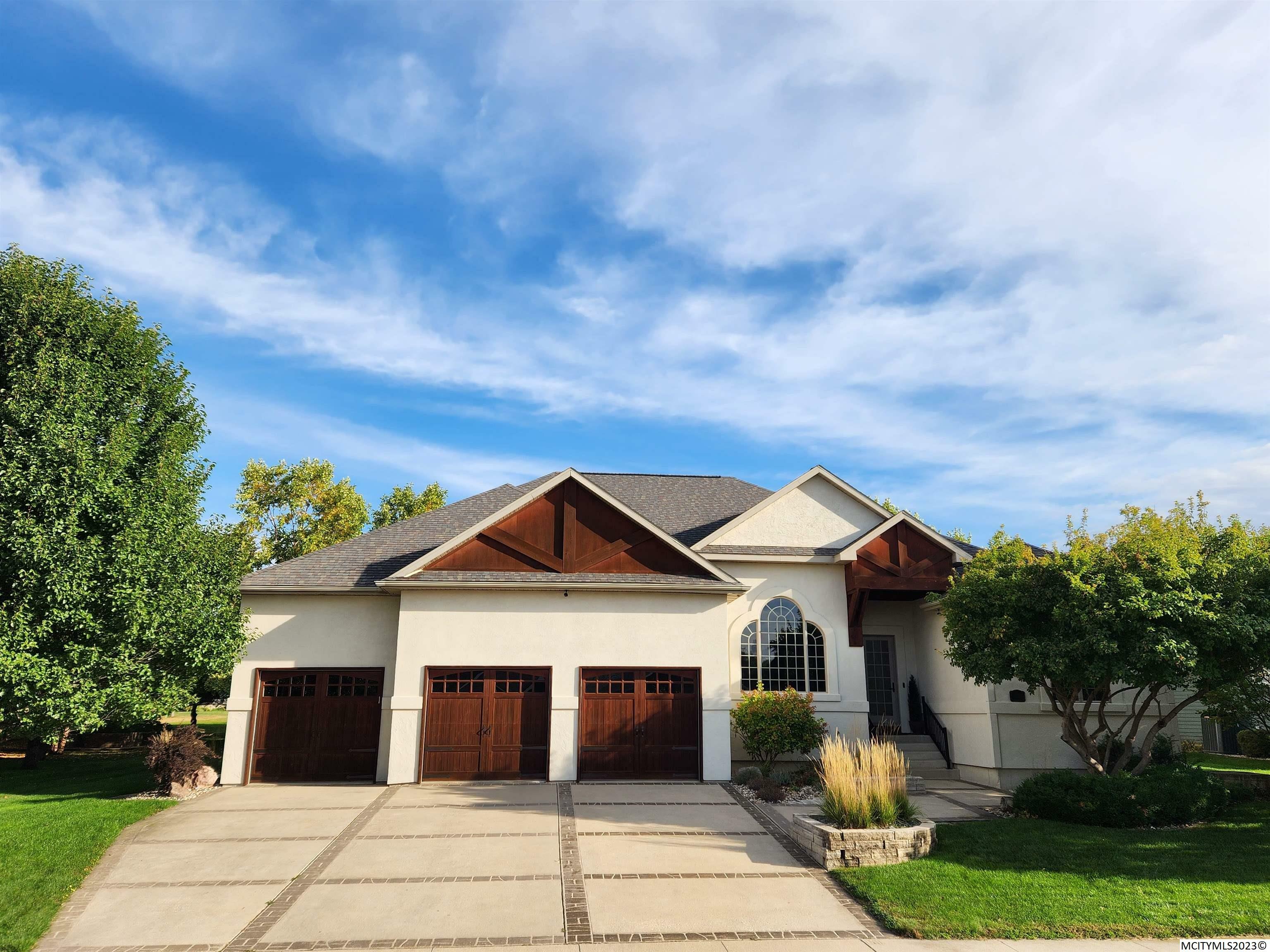 Property Photo: 2300 Country Club Dr IA 50401