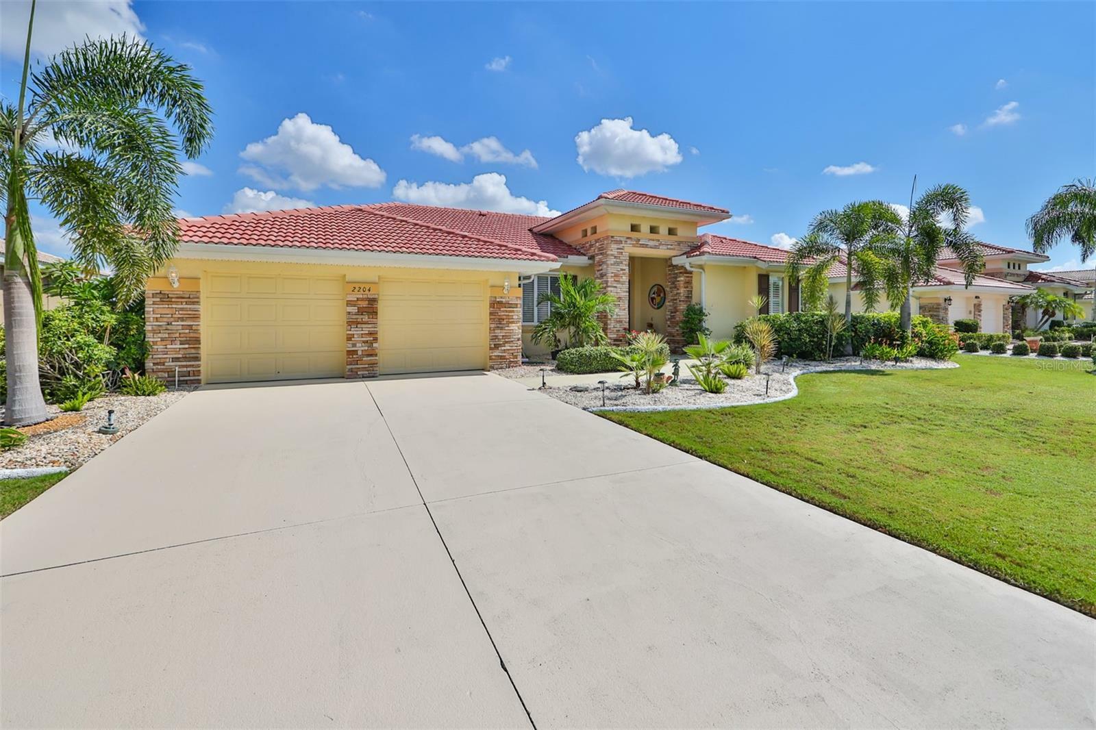 Property Photo:  2204 Myrtle Vista Court  FL 33573 