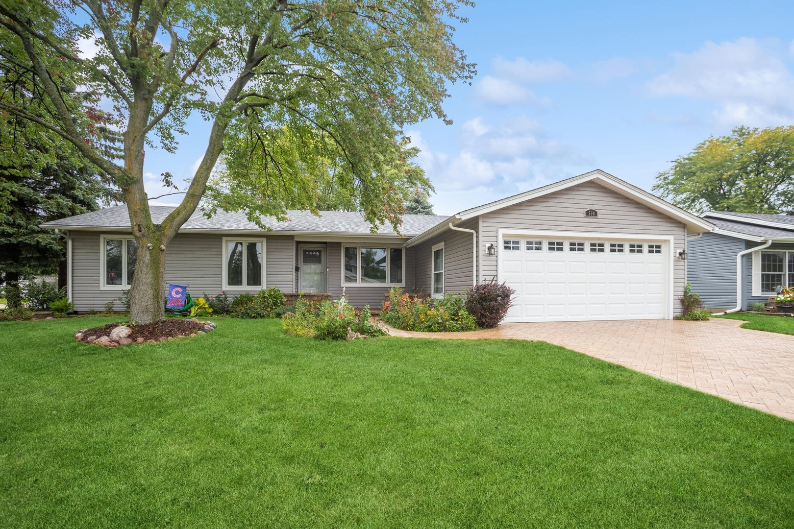 Property Photo: 598 Lowestoft Lane IL 60007