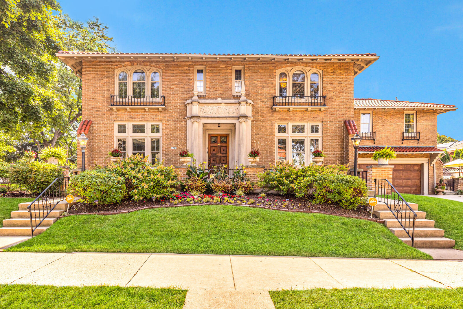Property Photo: 2723 E Edgewood Ave WI 53211