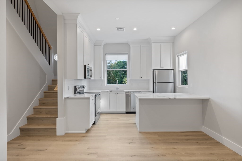 Property Photo: 186 Bedford St 201 MA 02420