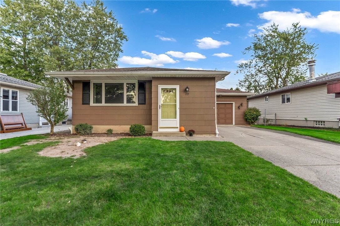 Property Photo:  137 Autumn Lea Road  NY 14043 