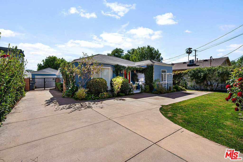 Property Photo:  6704 Kester Avenue  CA 91405 