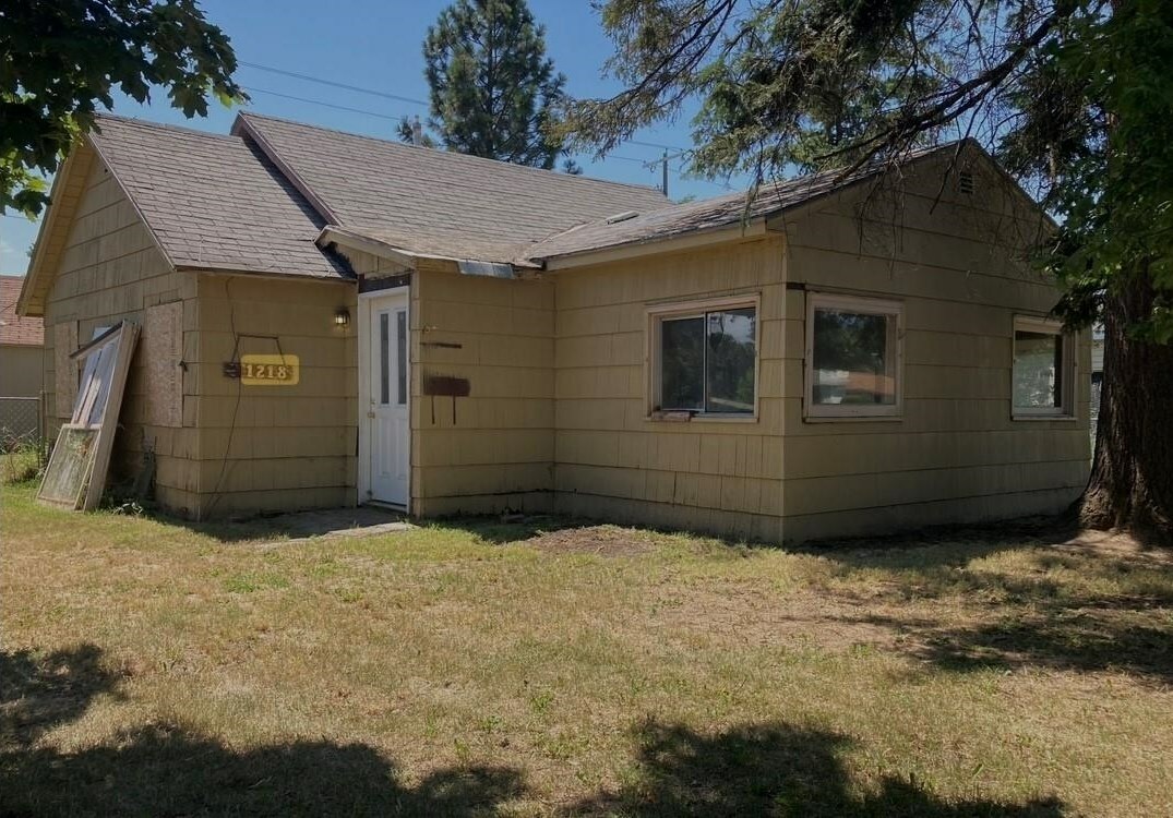 Property Photo: 1218 E Nebraska Ave WA 99207