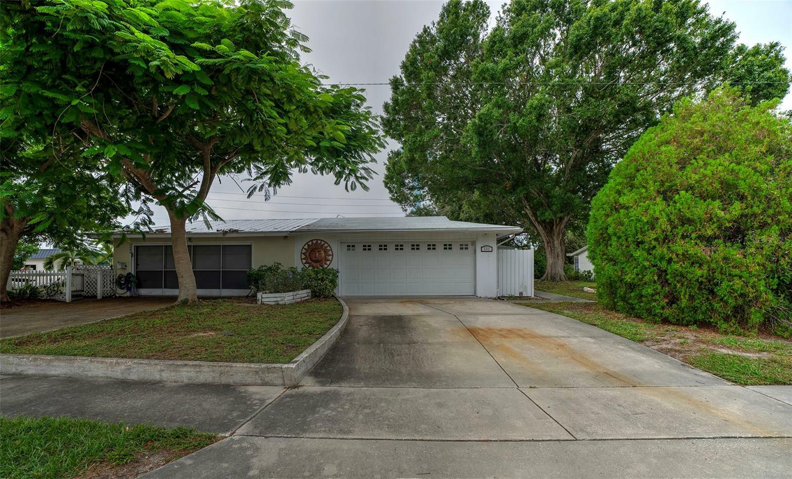 Property Photo:  2311 Terry Lane  FL 34231 