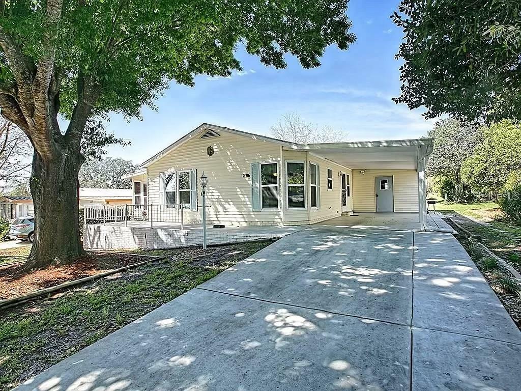 Property Photo: 1406 Torrey Pines Drive FL 32159