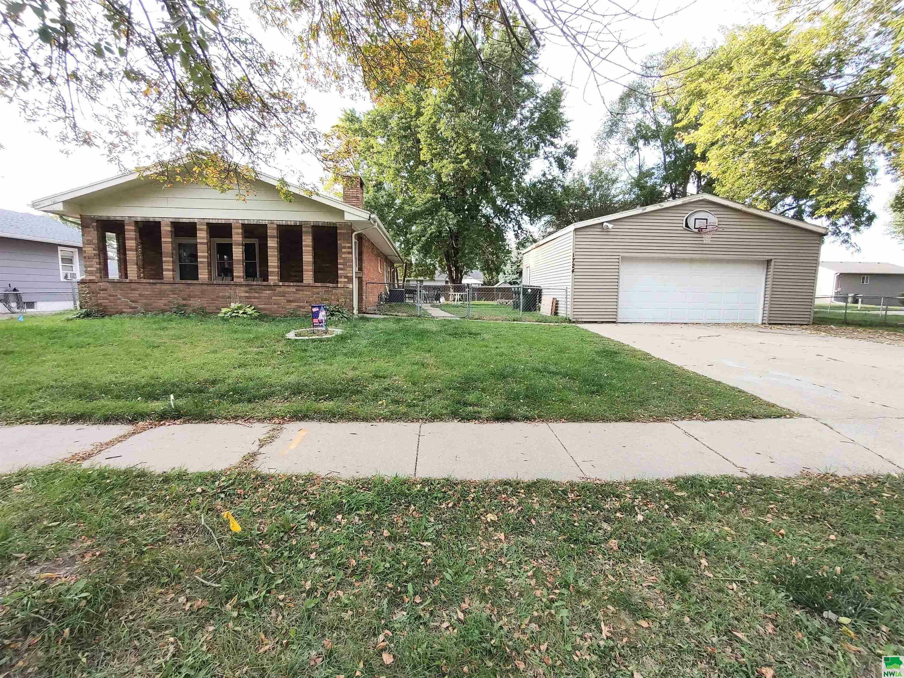 Property Photo:  1724 La Plante  IA 51109 