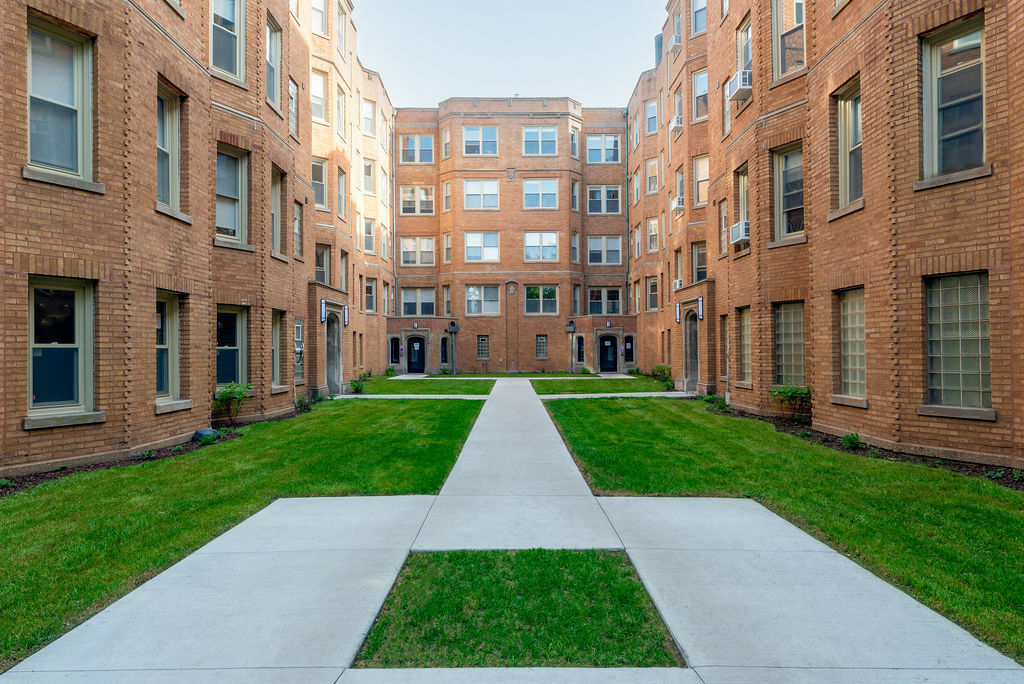 Property Photo: 1359 W Estes Avenue T1 IL 60626
