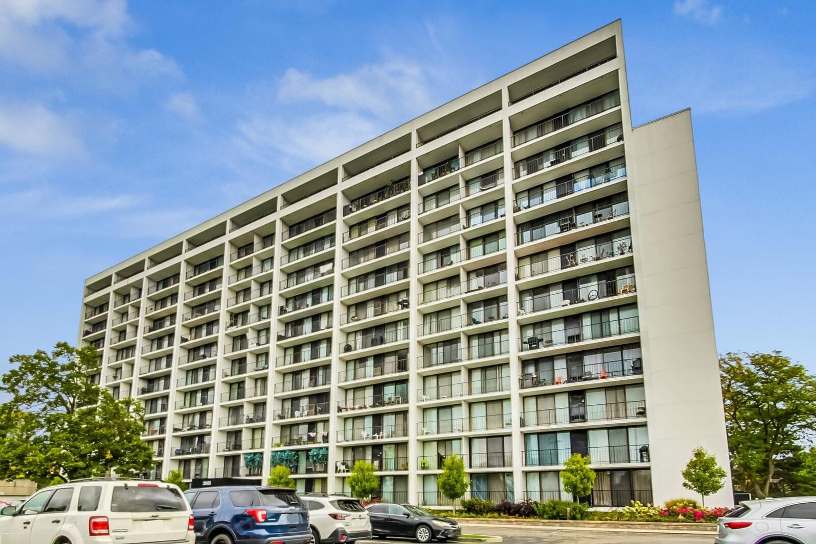 Property Photo:  2005 S Finley Road 910  IL 60148 