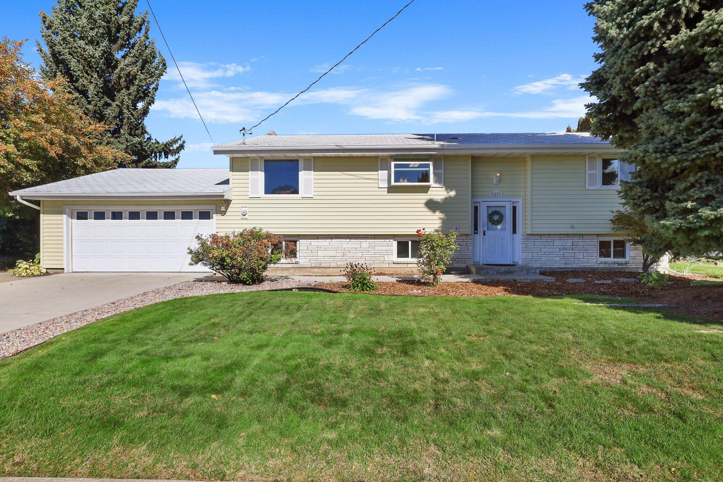 Property Photo: 9807 E Shannon Ave WA 99206