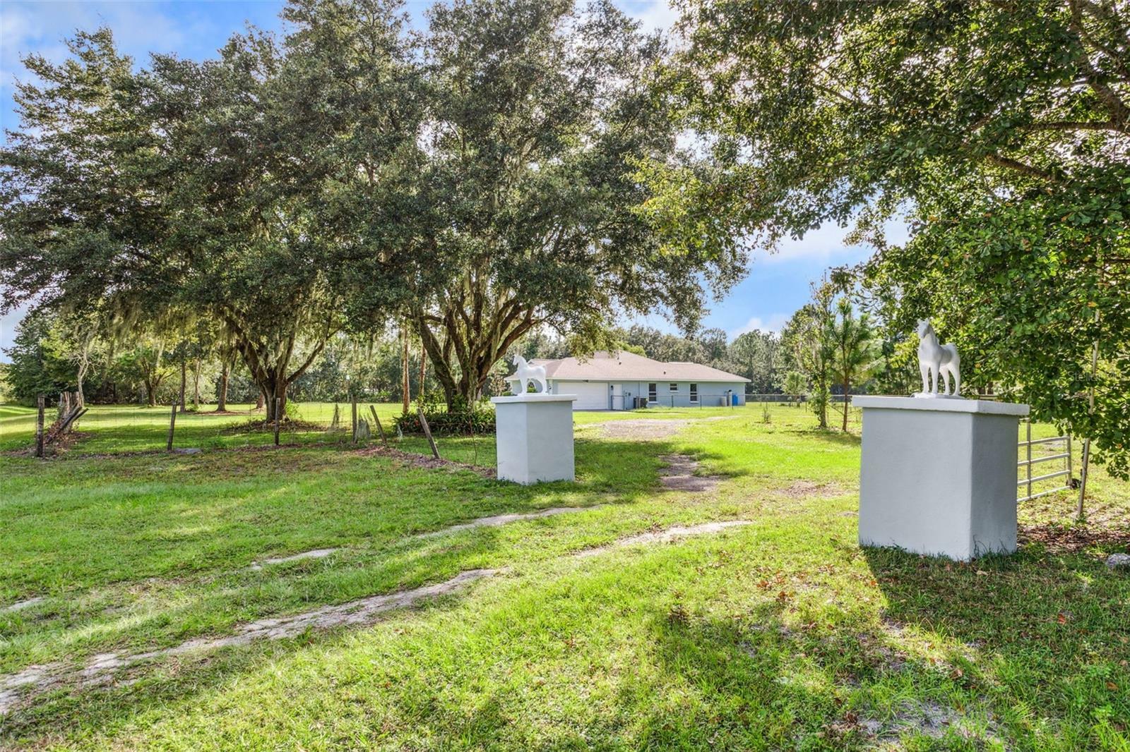 Property Photo:  7423 Pommel Place  FL 33541 