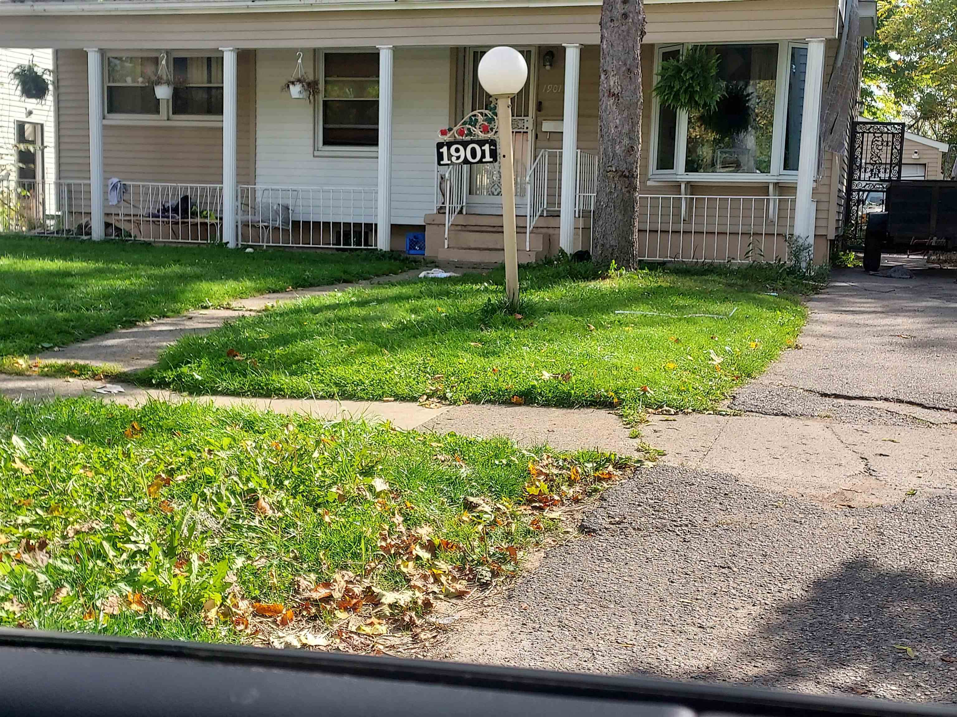 Property Photo:  1901 Cherrylawn  MI 48504 