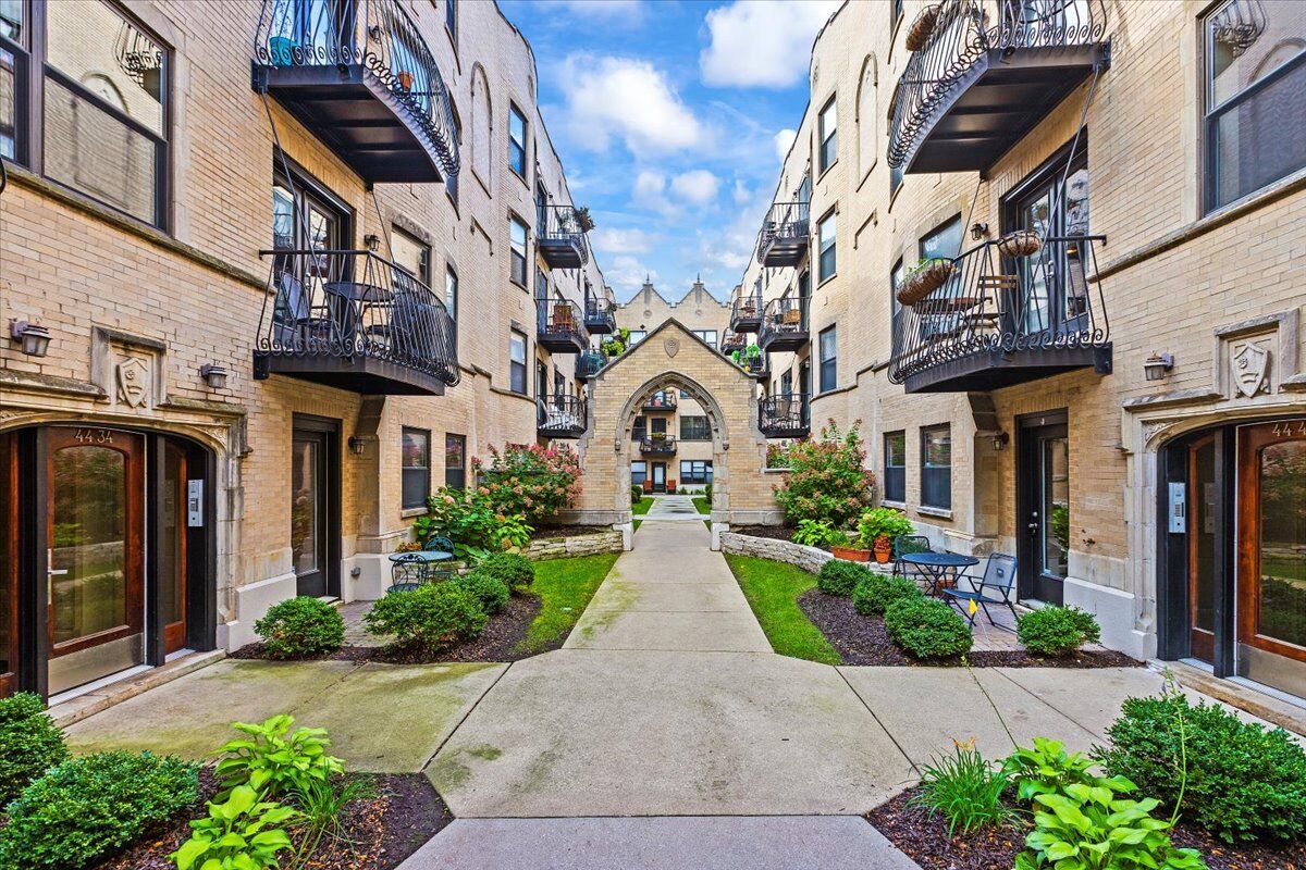 Property Photo: 4436 N Damen Avenue 3W IL 60625