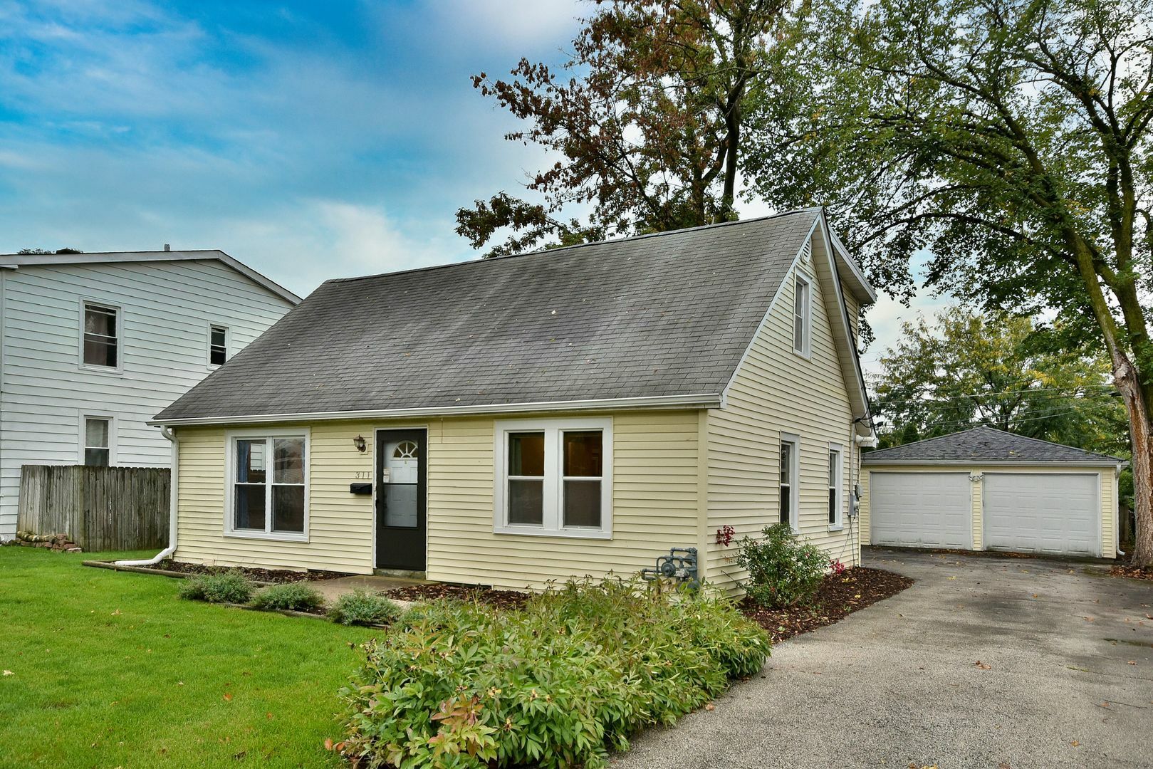 Property Photo: 311 E Dickens Avenue IL 60164
