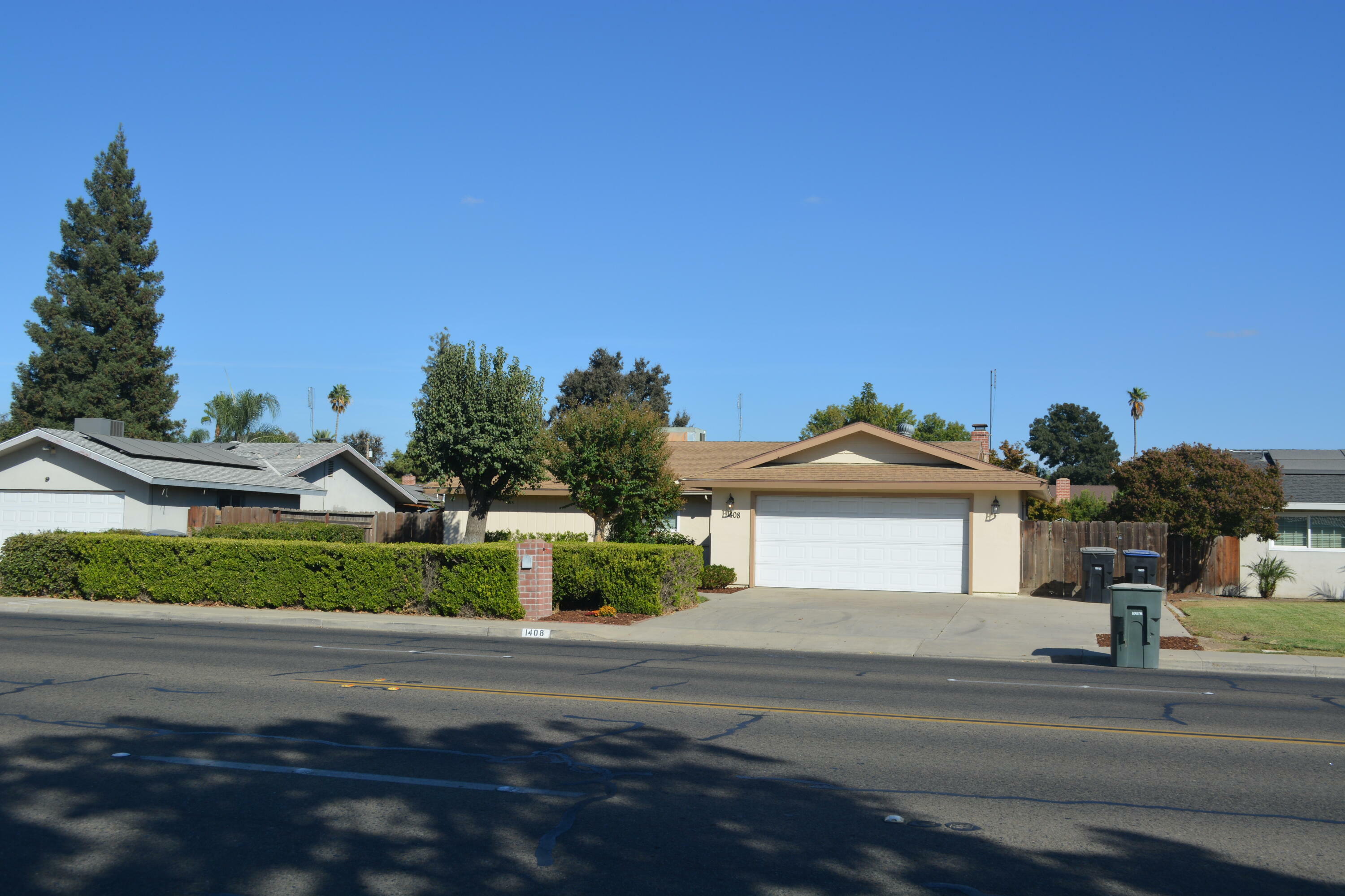 Property Photo:  1408 S Demaree Street  CA 93277 