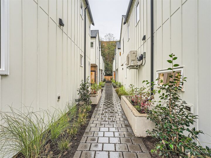 Property Photo:  10350 Wallingford Avenue N B  WA 98133 