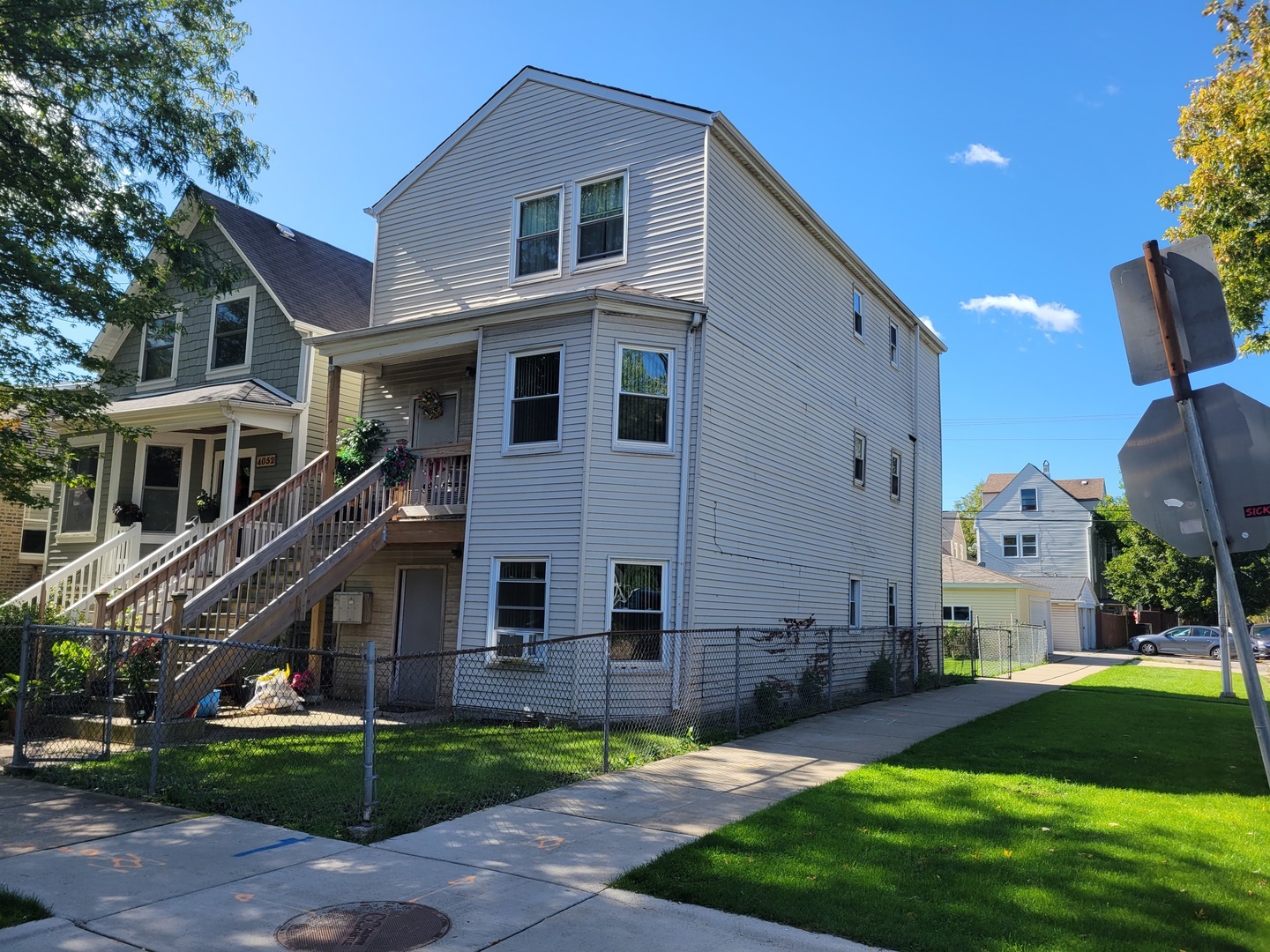 Property Photo: 4056 N Francisco Avenue IL 60618