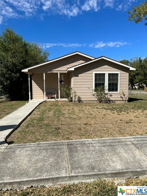 Property Photo:  760 N Erskine Street  TX 78155 