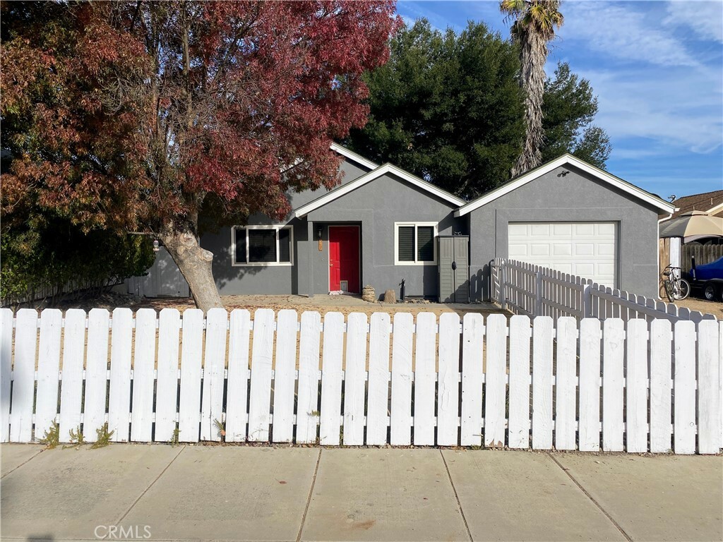 Property Photo:  27 Lone Oak Way  CA 93465 