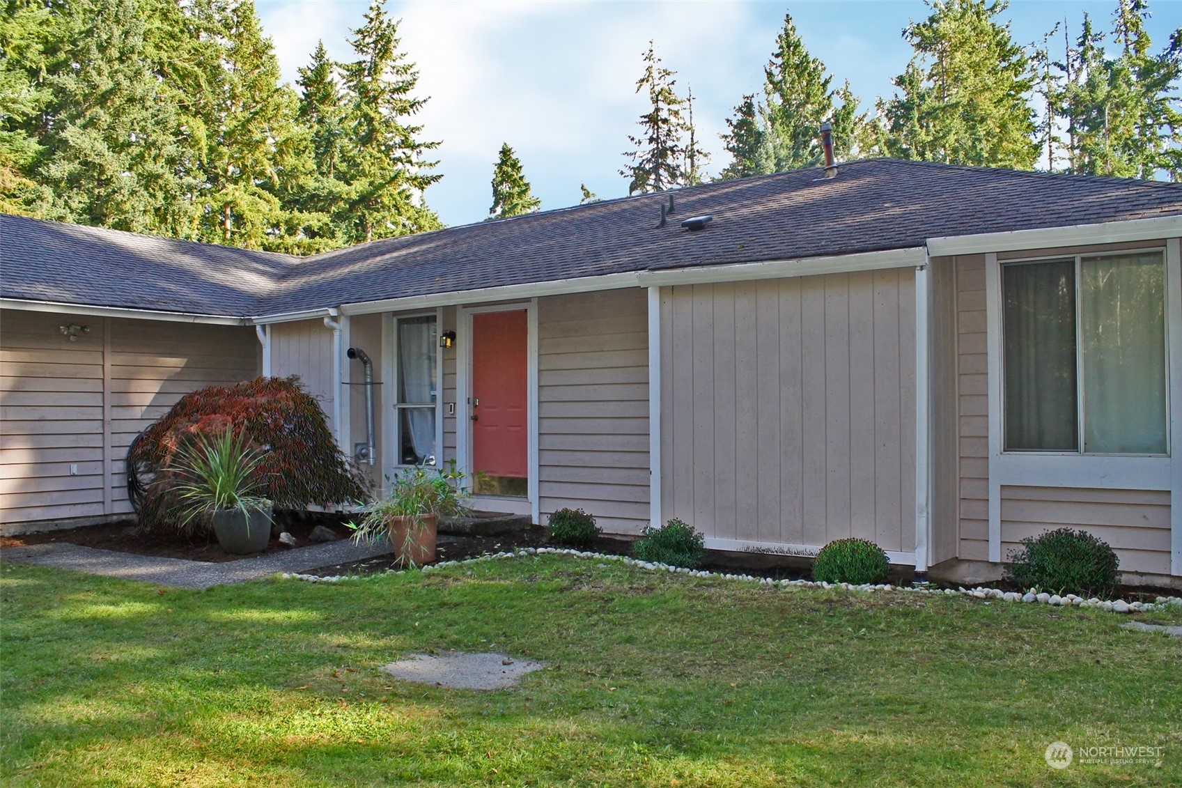 Property Photo:  925 Hillandale Drive E  WA 98366 