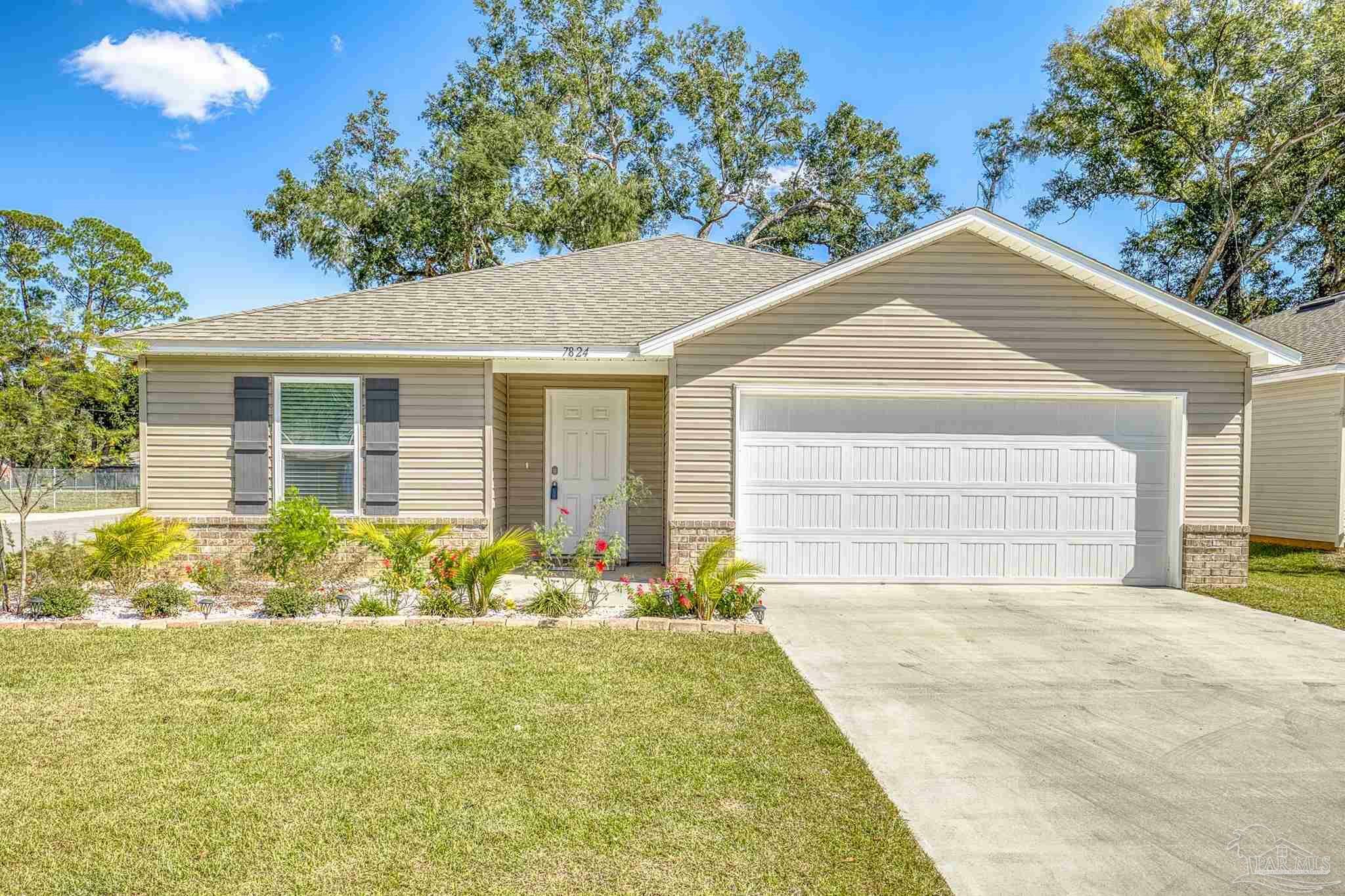 Property Photo: 7824 Maxton Rd FL 32514