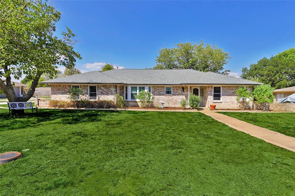 Property Photo: 125 Villa Park Drive TX 75077