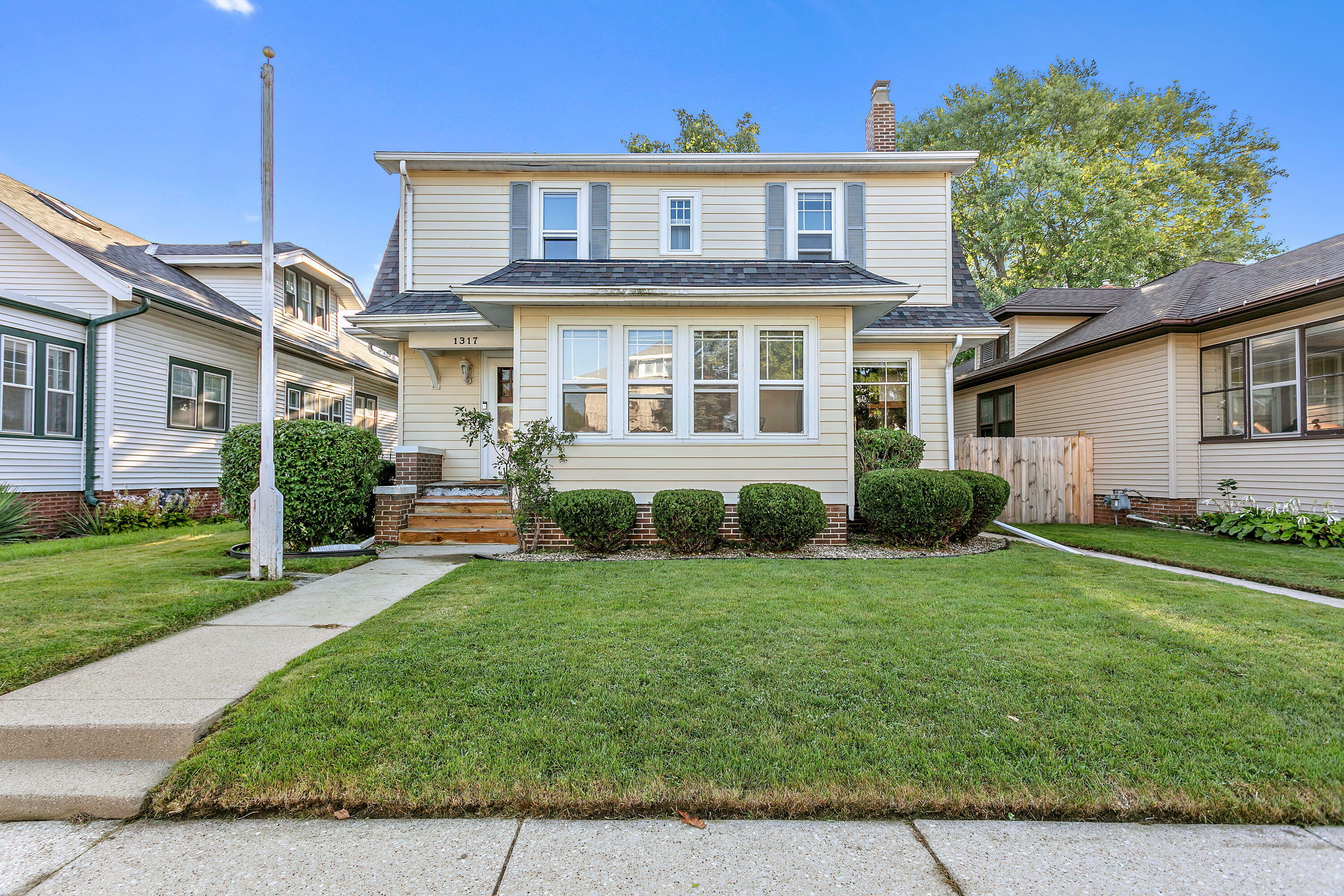 Property Photo: 1317 Blaine Ave WI 53405
