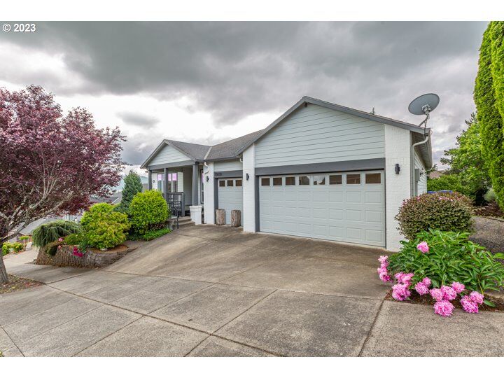 Property Photo: 15650 SE Bybee Dr OR 97236